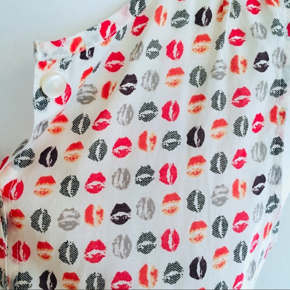 Gap Lip Print Button-Up Ruffle Top - Picture 4 of 8